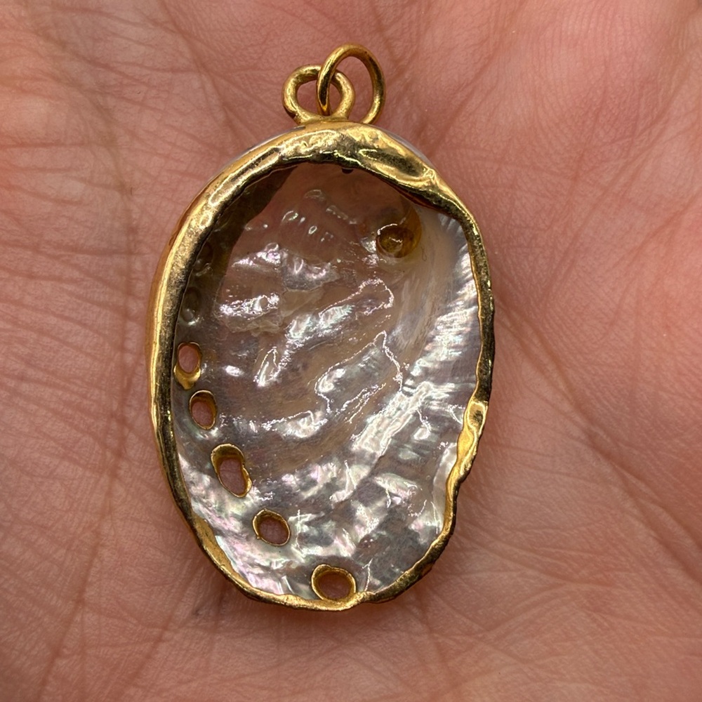 Vintage Gold Tone White Iridescent Seashell Shell Pendant Jewelry Beach - Picture 3 of 6